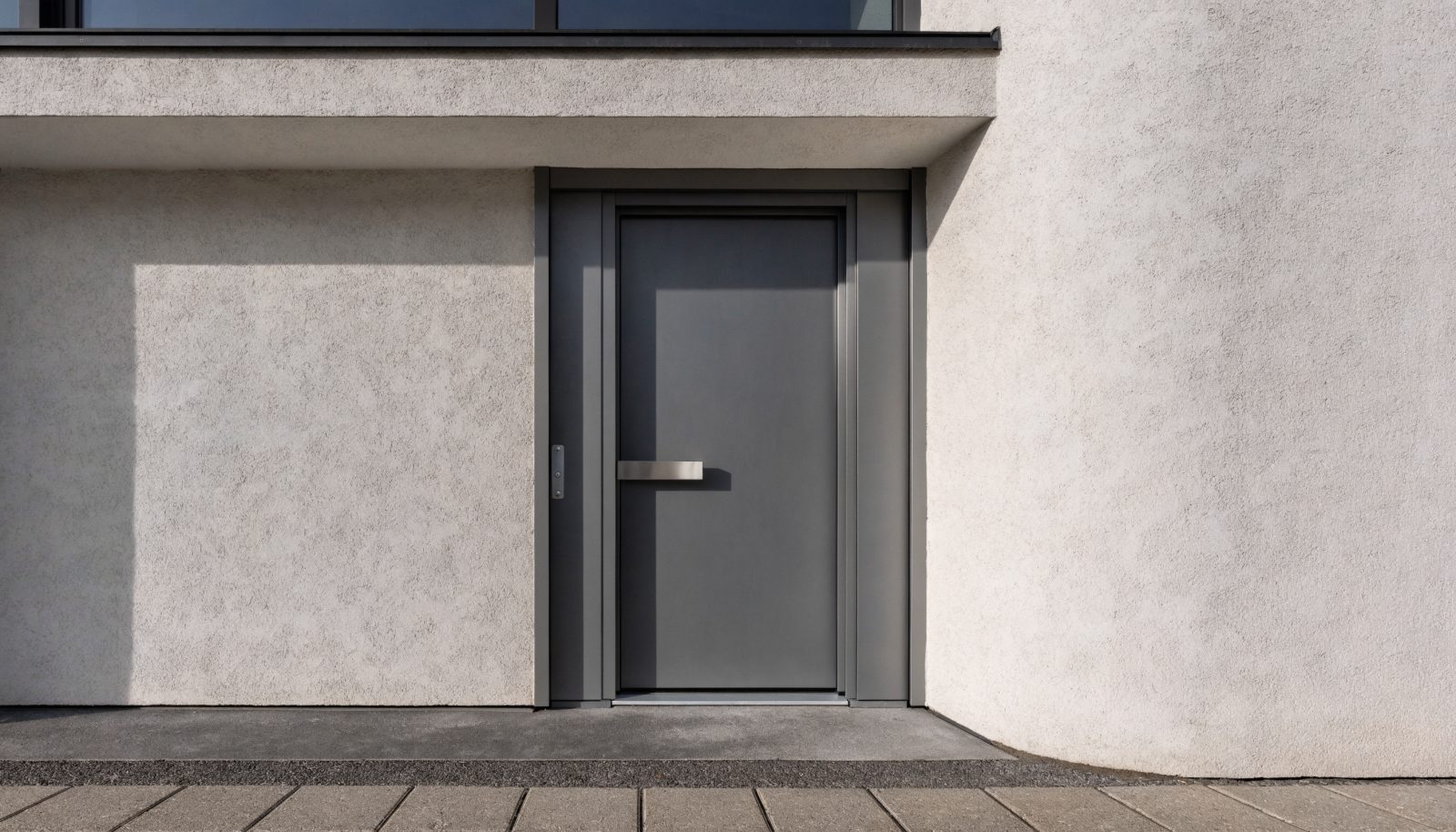 Moderne anthrazitfarbene Haustür eines Einfamilienhauses, geschlossen und gesichert – Symbolbild, mit KI erstellt