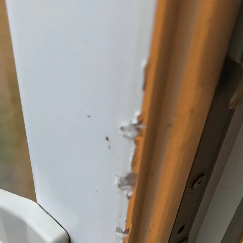 Ausgebrochener Kunststoffrahmen einer Terrassentür im Bereich der Verriegelung