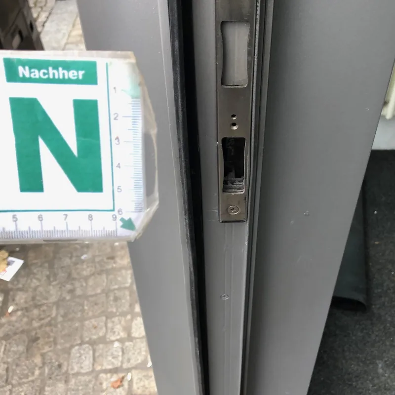 Derselbe Türrahmen nach der Instandsetzung mit sauber sitzendem Schließblech