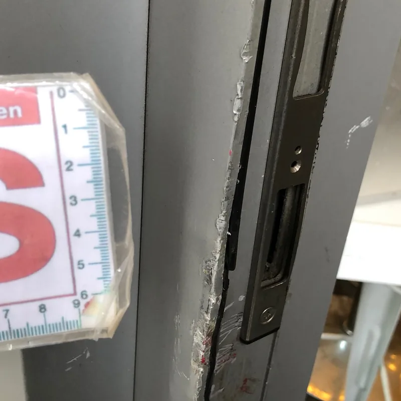 Ausgebrochener Türrahmen neben der Verriegelung, aufgenommen in der Werkstatt